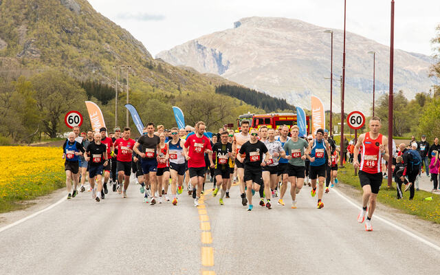 Starten på 10 km der herrevinner Trælnes får luke fra første meter. (Foto: JanePane Photo)