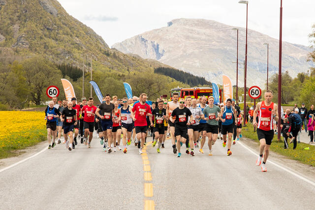 Starten på 10 km der herrevinner Trælnes får luke fra første meter. (Foto: JanePane Photo)