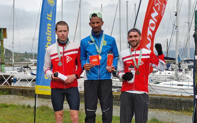 De tre beste menn på 10 kilometer. Ebrahim Abdulaziz på toppen, Henning Halvorsen Offigstad p andreplass (t.v.) og Alex Mauro på tredje (t.h.) (Foto: arrangøren)