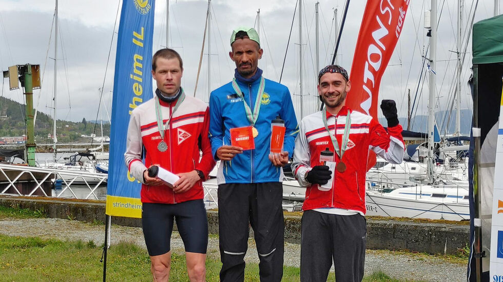 De tre beste menn på 10 kilometer. Ebrahim Abdulaziz på toppen, Henning Halvorsen Offigstad p andreplass (t.v.) og Alex Mauro på tredje (t.h.) (Foto: arrangøren)