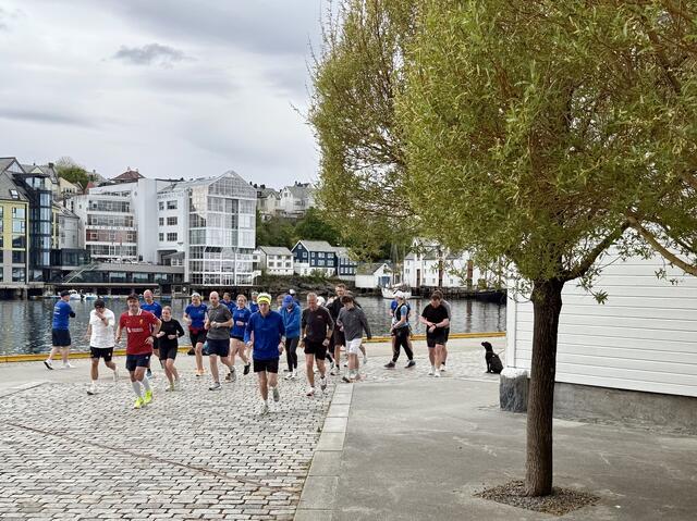 Starten på Ålesund Maraton er på sørsida av Skansekaia, rett ved Hurtigrutekaia. Foto: Helge Fuglseth