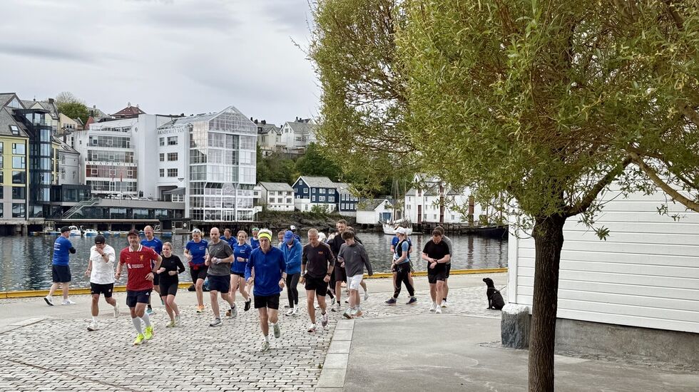 Starten på Ålesund Maraton er på sørsida av Skansekaia, rett ved Hurtigrutekaia. Foto: Helge Fuglseth