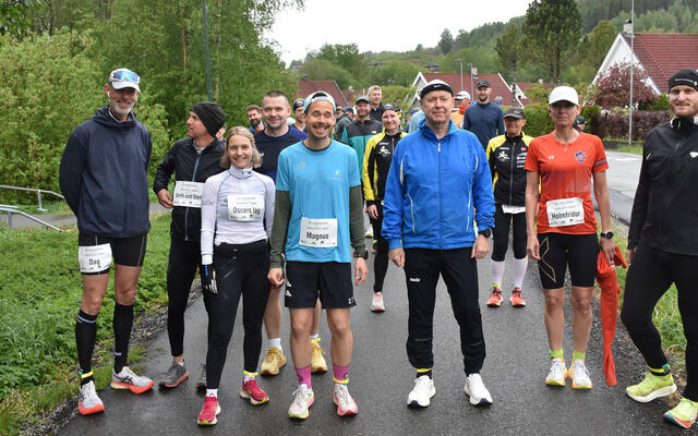 Startfeltet på Lierskogen 6 timers. Til venstre er Dag Bern som vant herreklassen. Nest lengst til høyre ser vi Holmfridur Adalsteinsdottir som løp lengst av samtlige deltakere. (Foto: arrangøren)