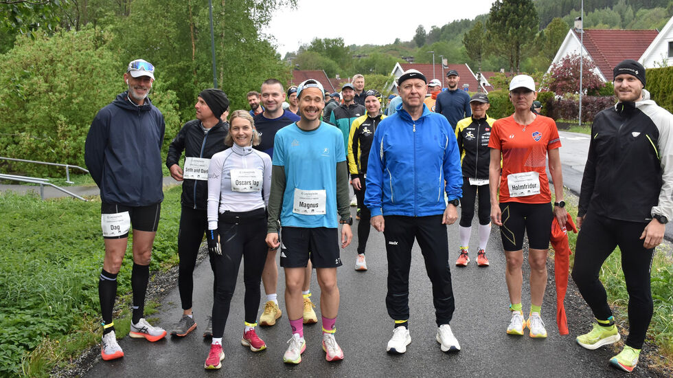 Startfeltet på Lierskogen 6 timers. Til venstre er Dag Bern som vant herreklassen. Nest lengst til høyre ser vi Holmfridur Adalsteinsdottir som løp lengst av samtlige deltakere. (Foto: arrangøren)