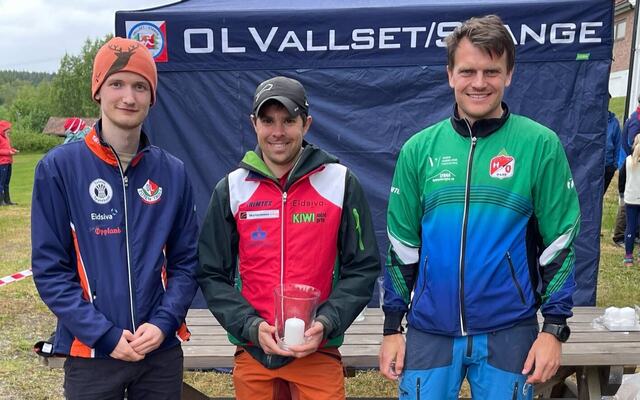 KM-medaljørene i H21 på søndagens sprint (fra venstre): Sigurd Kvamme (2), Vegard Ølstad Dalberg (1) og Hans Jørgen Kvåle (3). (Foto: Inger Svaland)
