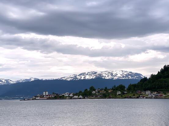 Balestrand/Holmen sett frå andre sida av Esefjorden.