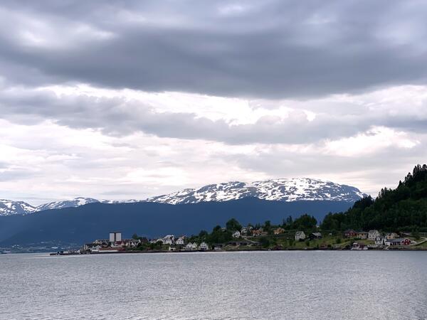 Balestrand/Holmen sett frå andre sida av Esefjorden.