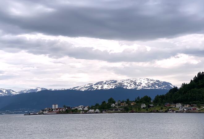 Balestrand/Holmen sett frå andre sida av Esefjorden.