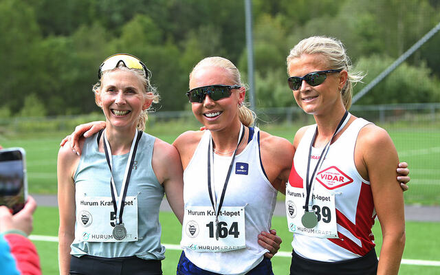 På 10 km vant Marte Mæhlum Johansen (midten) og satte samtidig løyperekord for kvinner. På den neste plassene fulgte Astrid Brathaug Sørset (til venstre) og Bethina Løver Valle (til høyre). (Foto: Nils Erik Bjørholt)