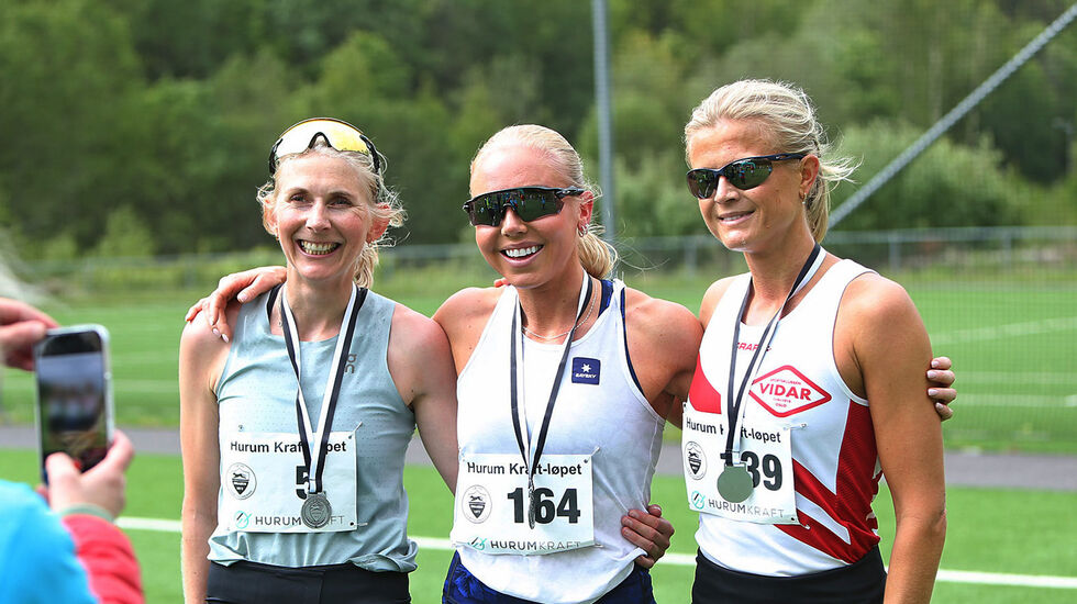 På 10 km vant Marte Mæhlum Johansen (midten) og satte samtidig løyperekord for kvinner. På den neste plassene fulgte Astrid Brathaug Sørset (til venstre) og Bethina Løver Valle (til høyre). (Foto: Nils Erik Bjørholt)