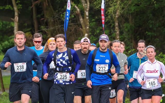 Her kommer fartsholderne for 22:30 på 5 km og 45 minutter på 10 km: Daniel Wasbø (225) og Tor-Aanen Kallekleiv (232). Sommerkarusellen er i gang. (Alle foto: Arne Dag Myking)