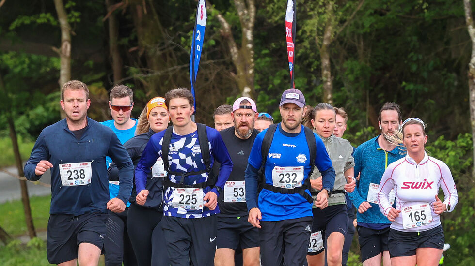 Her kommer fartsholderne for 22:30 på 5 km og 45 minutter på 10 km: Daniel Wasbø (225) og Tor-Aanen Kallekleiv (232). Sommerkarusellen er i gang. (Alle foto: Arne Dag Myking)
