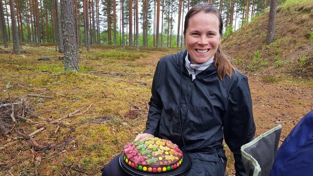Mari Norstad Opsahl stilte med egen bursdagskake siden bedrift-o-løpet falt på bursdagen. Mari Norstad Opsahl stilte med egen bursdagskake siden bedrift-o-løpet falt på bursdagen.