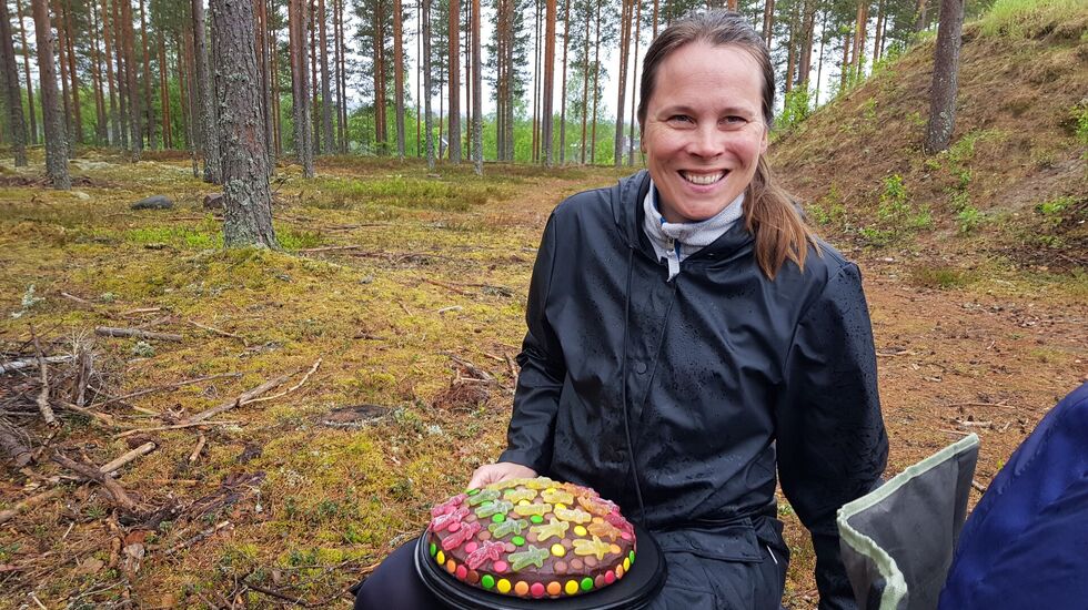 Mari Norstad Opsahl stilte med egen bursdagskake siden bedrift-o-løpet falt på bursdagen. 