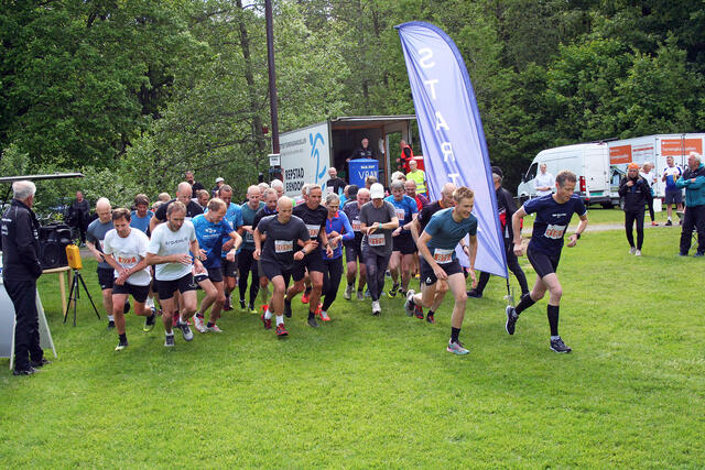 Deltakere i lang løype starter på den 6,5 kilometer lange løypa. (Foto: Sverre Larsen)