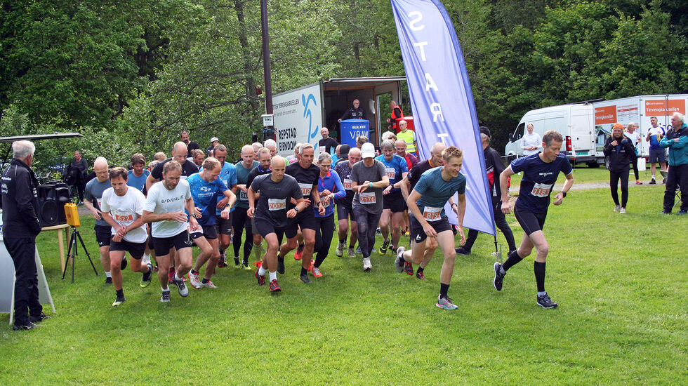 Deltakere i lang løype starter på den 6,5 kilometer lange løypa. (Foto: Sverre Larsen)