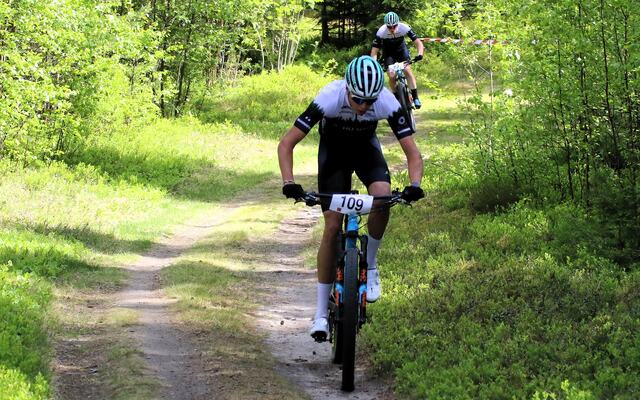 Østen Brovold Midtsundstad er i ferd med å få en luke til Tormod Weydahl etter 30 km i Terningenrittet.