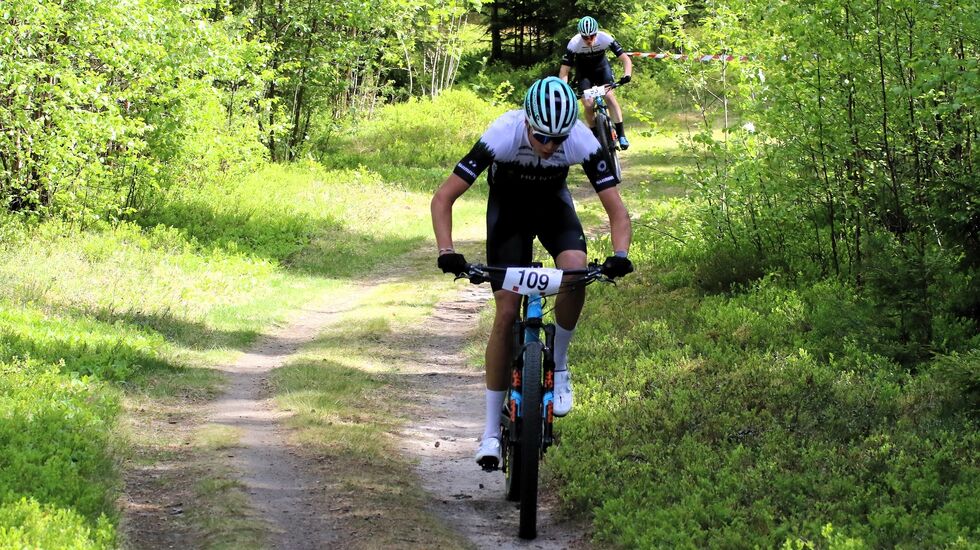 Østen Brovold Midtsundstad er i ferd med å få en luke til Tormod Weydahl etter 30 km i Terningenrittet.