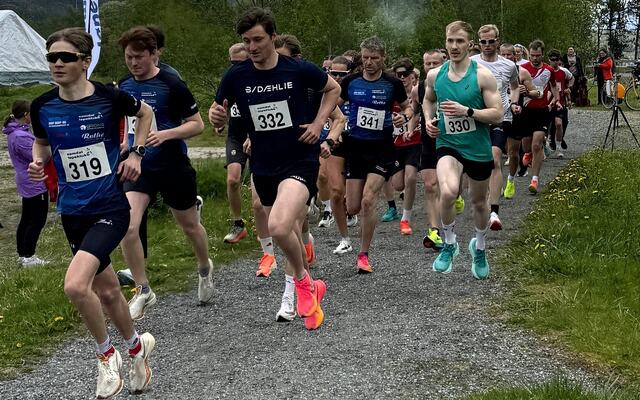 Startfeltet i konkurranseklassene med totalvinneren Odin Fossheim allerde i tet. (Foto: Håvard Jakobsen)
