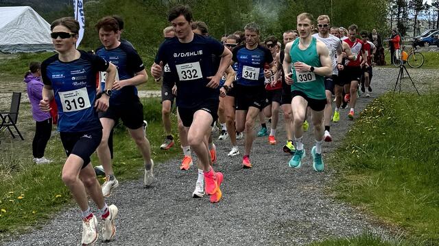 Startfeltet i konkurranseklassene med totalvinneren Odin Fossheim allerde i tet. (Foto: Håvard Jakobsen)