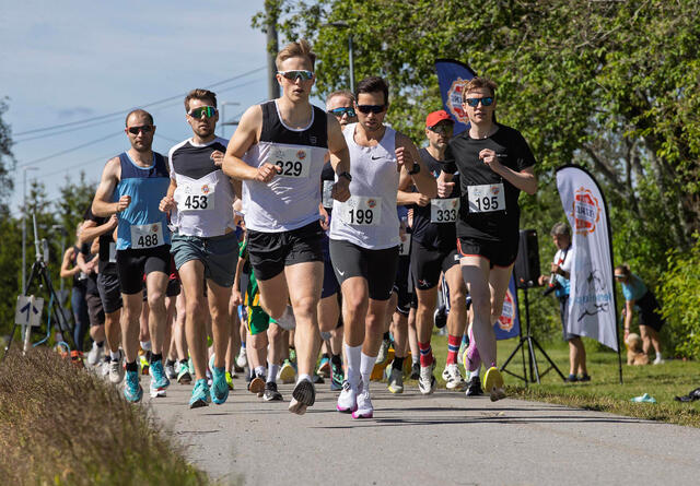 Starten på 3 km har nettopp gått og vinner Anders Vamsæter har allerede tatt teten. (Foto: Bjørn Hytjanstorp)