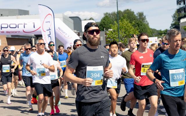 500 løpere var samlet på Re-torvet for første utgave av Revetal Halvmaraton (Foto: Johannes Carlos Andersen)