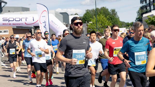 500 løpere var samlet på Re-torvet for første utgave av Revetal Halvmaraton (Foto: Johannes Carlos Andersen)