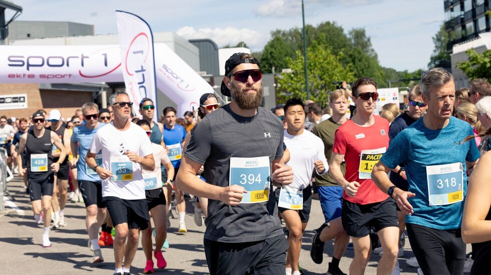 500 løpere var samlet på Re-torvet for første utgave av Revetal Halvmaraton (Foto: Johannes Carlos Andersen)