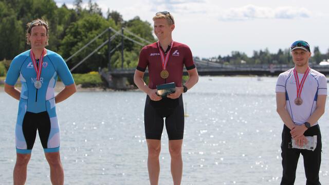 Hans Christian Tungesvik sikret seg NM-gull på nok en multisport-konkurranse foran Christoffer Kyllingstad (til v.) og Martin Skilbrei (til h.) som ledet etter svømmedelen.