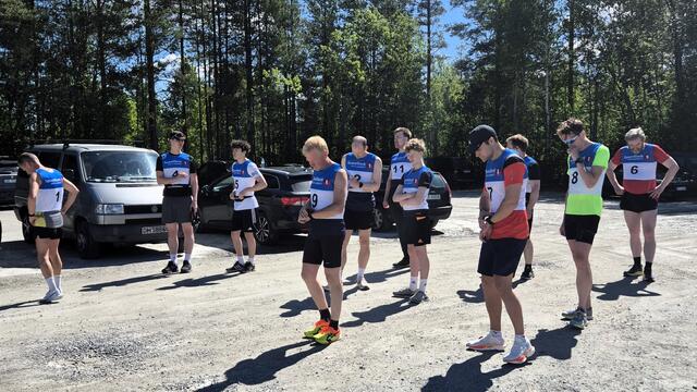 De 11 aktive løperne klare til start. (Foto: Mats Emil Sand)