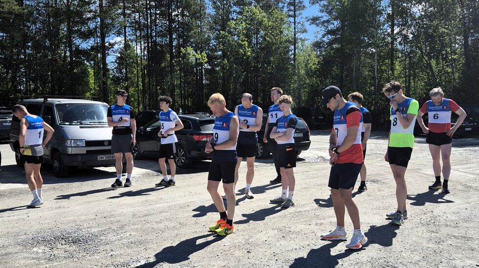 De 11 aktive løperne klare til start. (Foto: Mats Emil Sand)