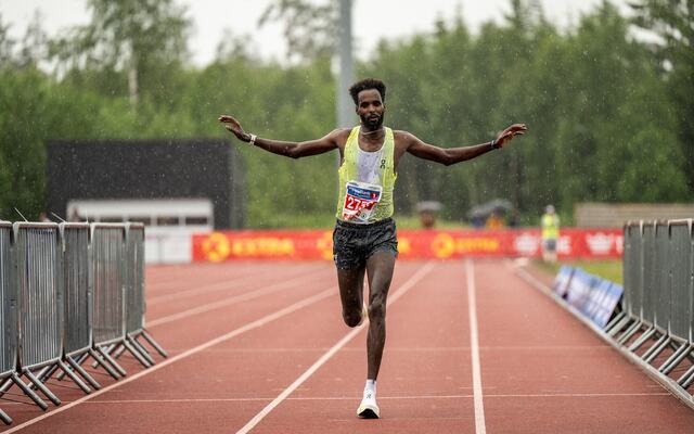 Zerei Kbrom Mezngi som på sitt beste i 2022 løp halvmaraton nesten fire minutter raskere (1:00:01) cruiser blid i mål til seier i regnet på Jessheim. (Foto: Samuel Hafsahl)
