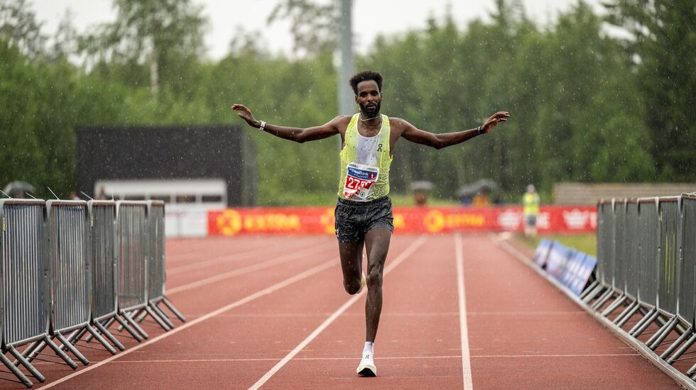 Zerei Kbrom Mezngi som på sitt beste i 2022 løp halvmaraton nesten fire minutter raskere (1:00:01) cruiser blid i mål til seier i regnet på Jessheim. (Foto: Samuel Hafsahl)