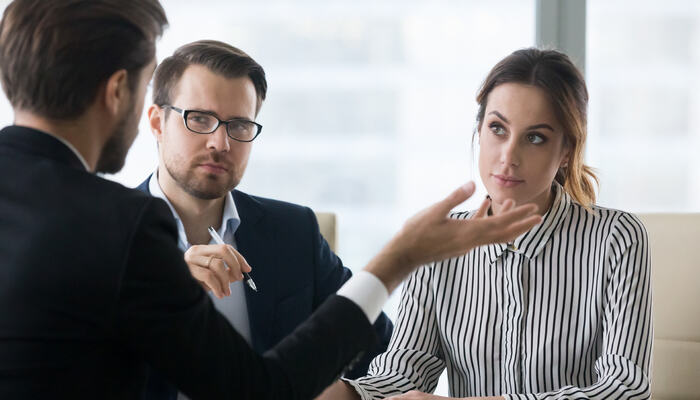 Når lederen lærer seg å lese rommet, kan problemer fanges opp før de vokser seg store. (Foto: Istock.com)
