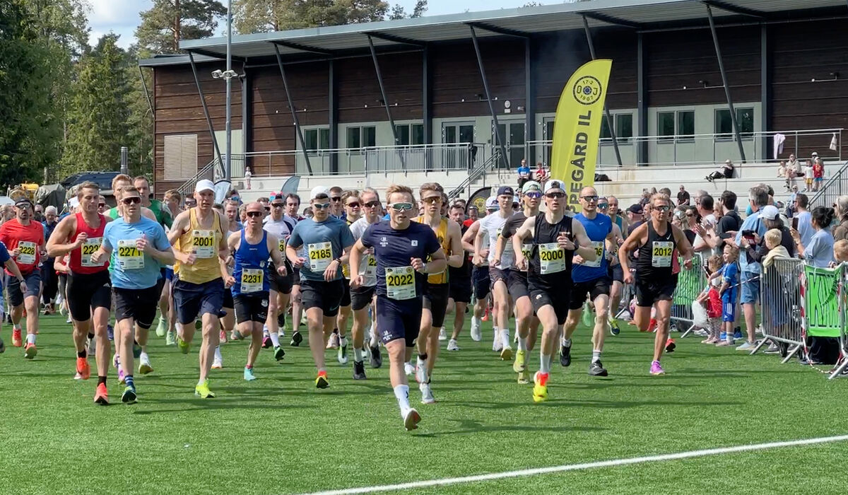Oppegårdmila feiret 10-årsjubileum i strålende sommervær. Her går starten for 10 kilometeren (Foto: Tom-Arild Hansen)