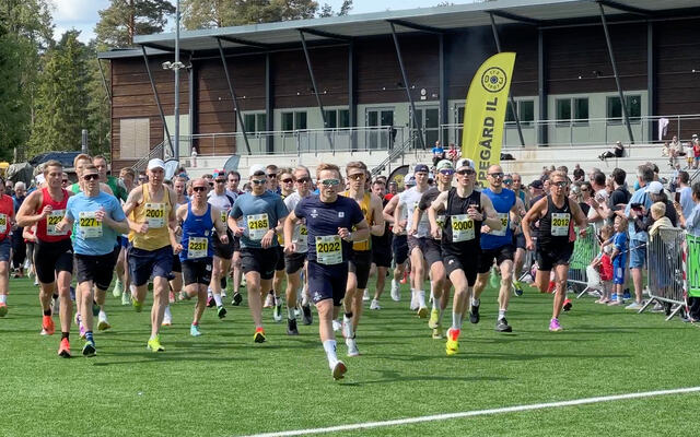 Oppegårdmila feiret 10-årsjubileum i strålende sommervær. Her går starten for 10 kilometeren (Foto: Tom-Arild Hansen)