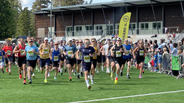 Oppegårdmila feiret 10-årsjubileum i strålende sommervær. Her går starten for 10 kilometeren (Foto: Tom-Arild Hansen)