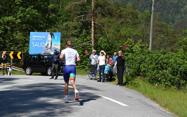 19 år gamle Iver Bjerga Øverland vann førsteutgåva av Saudafjellet Maraton på 2.49.46. (Foto: Per Inge Fjellheim)