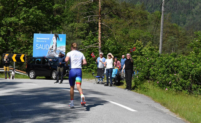 19 år gamle Iver Bjerga Øverland vann førsteutgåva av Saudafjellet Maraton på 2.49.46. (Foto: Per Inge Fjellheim)