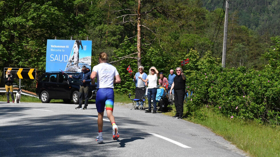 19 år gamle Iver Bjerga Øverland vann førsteutgåva av Saudafjellet Maraton på 2.49.46. (Foto: Per Inge Fjellheim)
