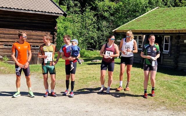 De tre beste menn og kvinner på 10 km under premieutdelingen på Kvennstugua lørdag. (Foto: Tormod Løken)