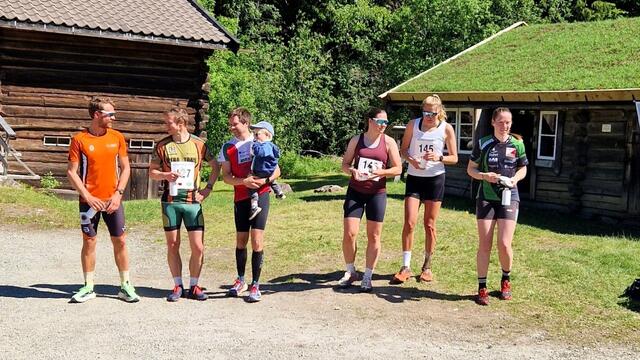 De tre beste menn og kvinner på 10 km under premieutdelingen på Kvennstugua lørdag. (Foto: Tormod Løken)