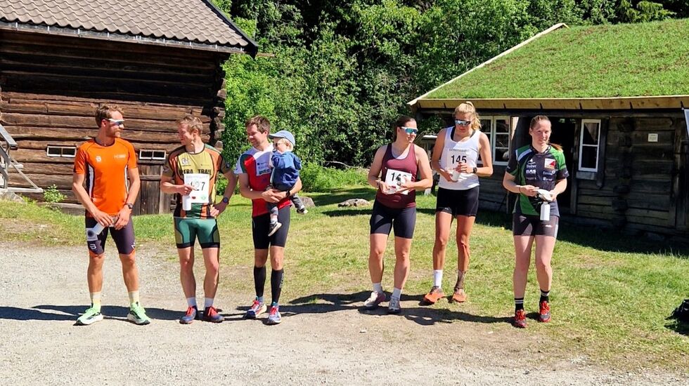 De tre beste menn og kvinner på 10 km under premieutdelingen på Kvennstugua lørdag. (Foto: Tormod Løken)