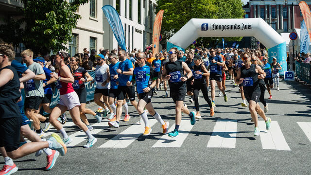 Det ble løpefest i strålende vær under Sentrumsløpet i Haugesund. (Foto: FlowIT/VOSO Media)