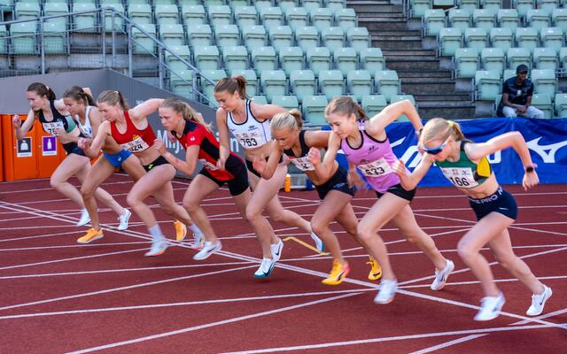 Starten for 1500 m kvinner er akkurat gått. (Foto: Samuel Hafsahl)