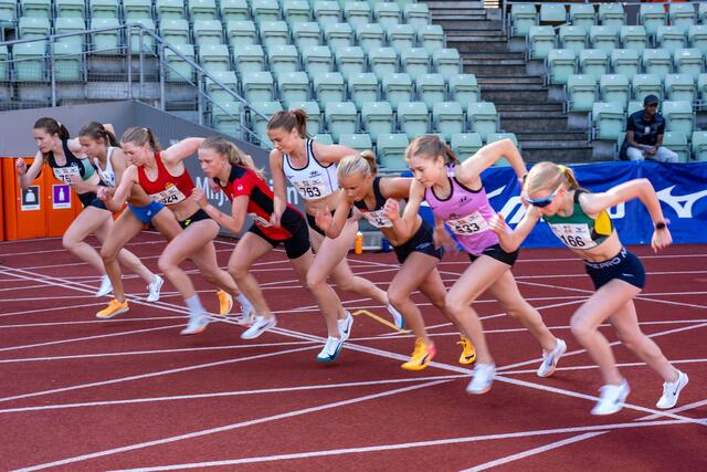 Starten for 1500 m kvinner er akkurat gått. (Foto: Samuel Hafsahl) Starten for 1500 m kvinner er akkurat gått. (Foto: Samuel Hafsahl)