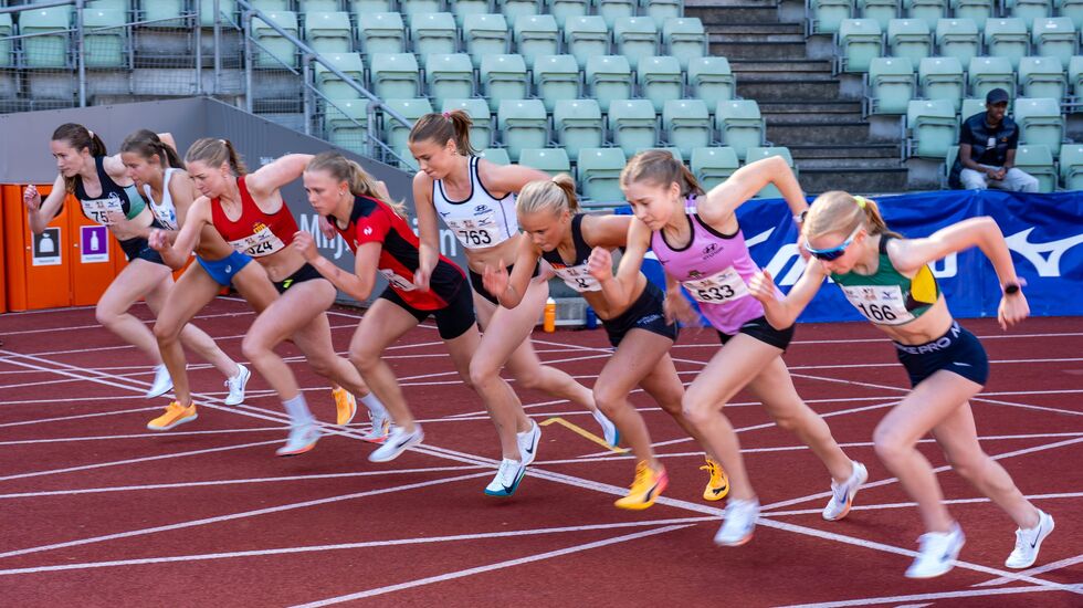 Starten for 1500 m kvinner er akkurat gått. (Foto: Samuel Hafsahl)