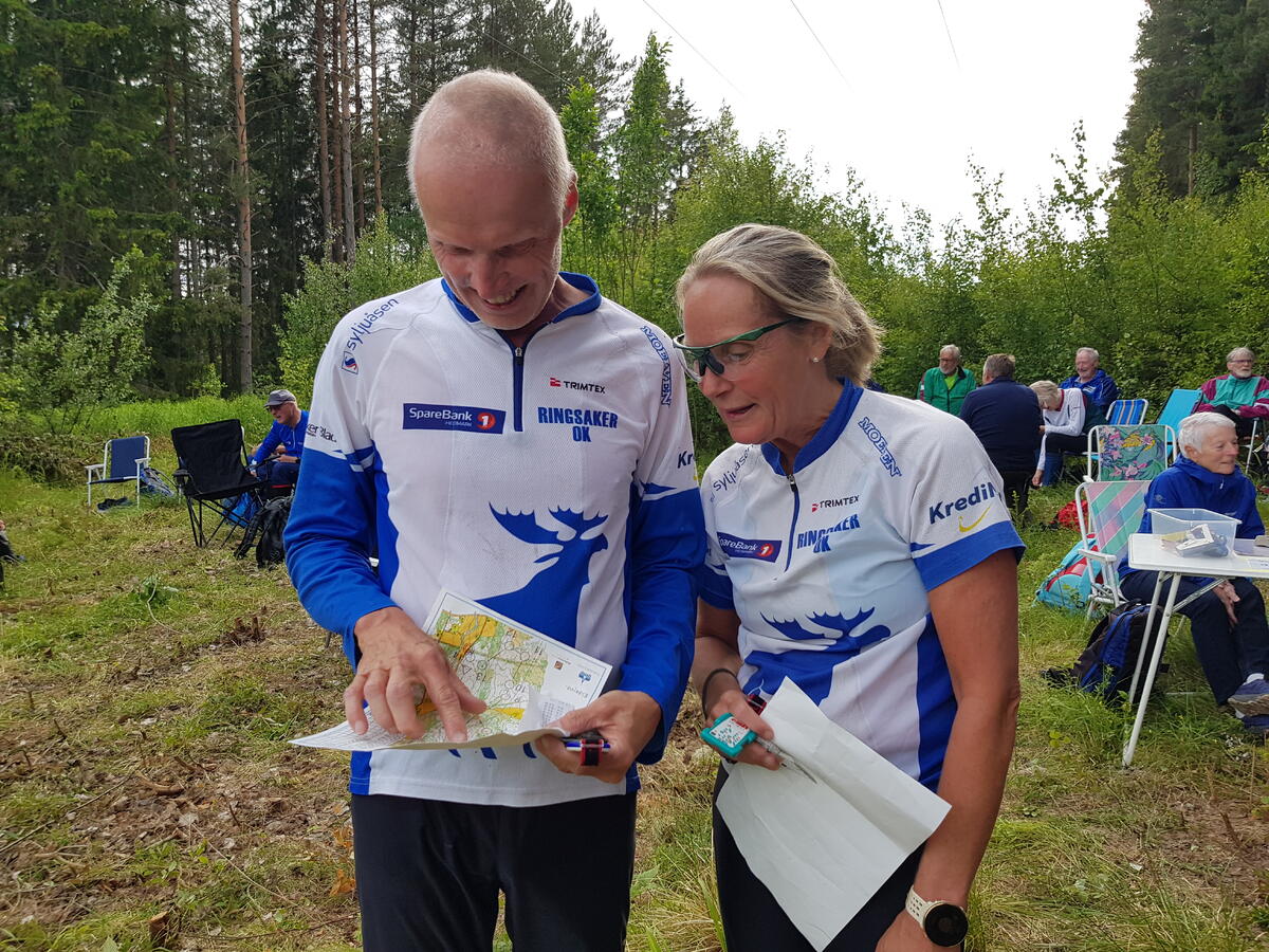 Tom Røise og Anne Marit Bordal diskuterer kart og løype