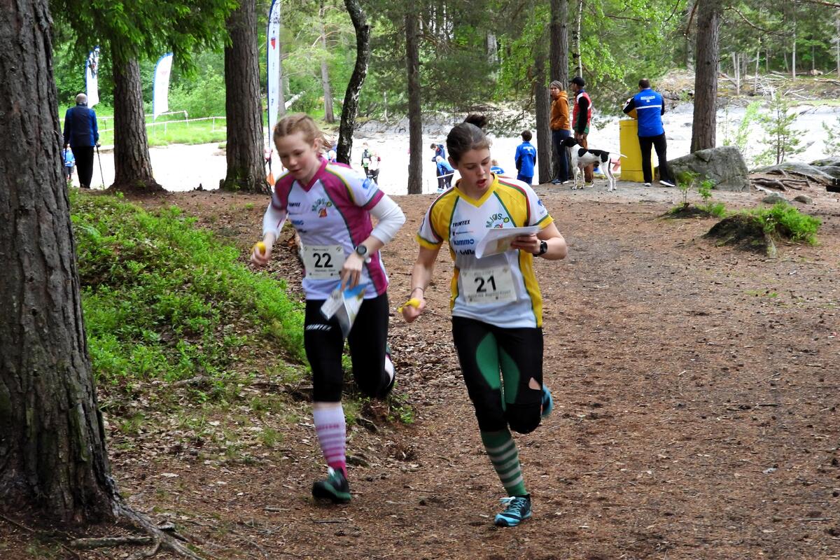 Eline Kravdal og Magnhild Kleppa Madslien ut fra start