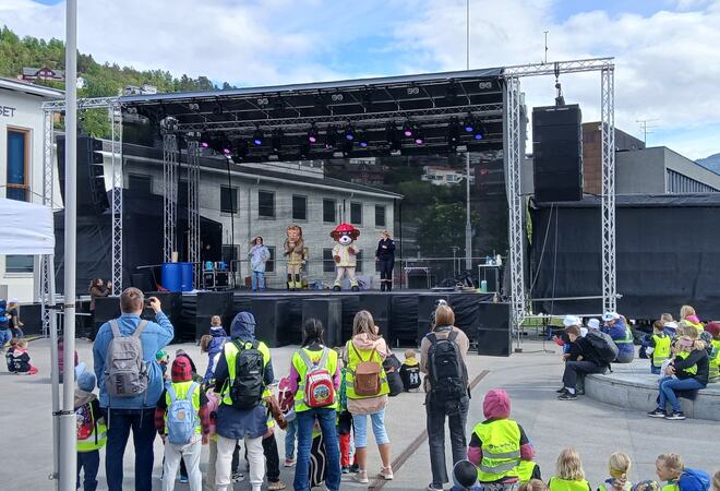 Barn og vaksne ser på show på scene framfor kommunehuset i Sogndal.
